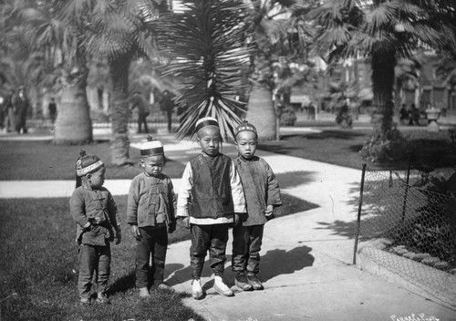 Chinese children in Plaza