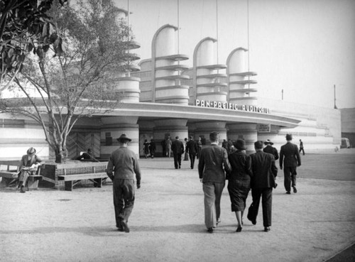 Crowds arrive at the auto show at the Pan-Pacific Auditorium