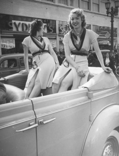 Women at the Hollywood waiters' derby