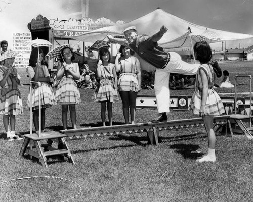 "Tip rope walkers", Traveling Circus