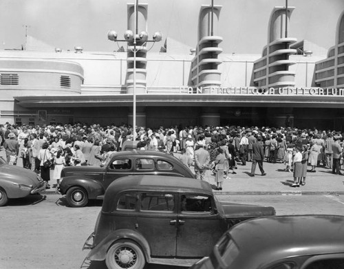 Crowd outside Pan Pacific Auditorium