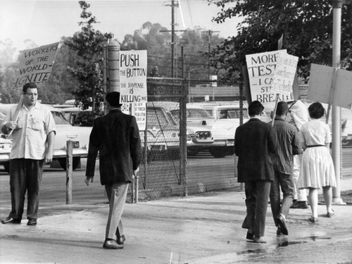 Students stage anti-bomb picketing