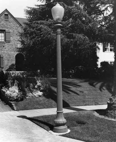 Lamp post on Norton Ave