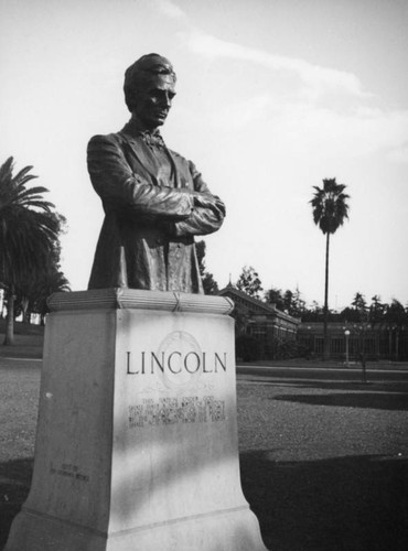 Lincoln statue in front of the Lincoln Park conservatories