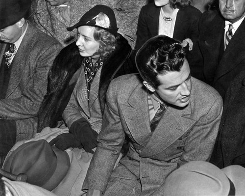 Stanwyck and Taylor at boxing match