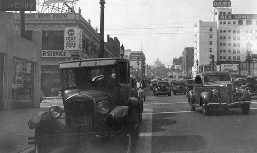 Wilshire Boulevard, looking west at Figueroa Street