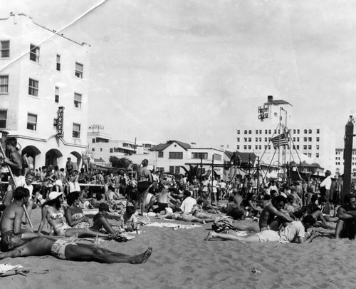 Muscle Beach crowds