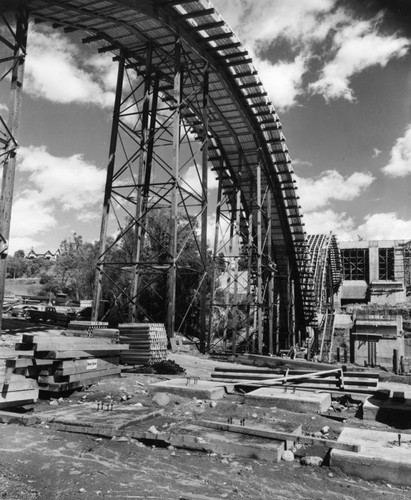 Construction of arches, Pasadena