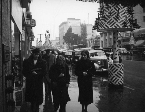 Hollywood Boulevard west towards Ivar