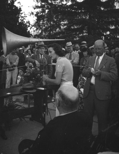 Sheila Darcy makes a speech at a Highland Avenue dedication