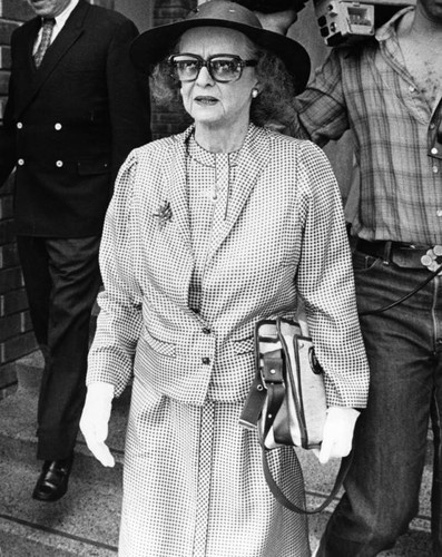 Bette Davis leaving director's memorial