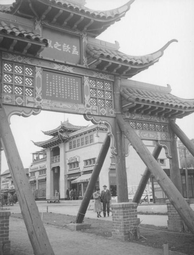 Broadway Gate and Ginling Gifts, New Chinatown