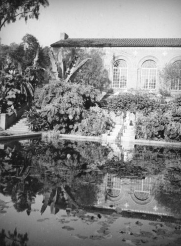 Felipe de Neve branch library and reflecting pool — Calisphere
