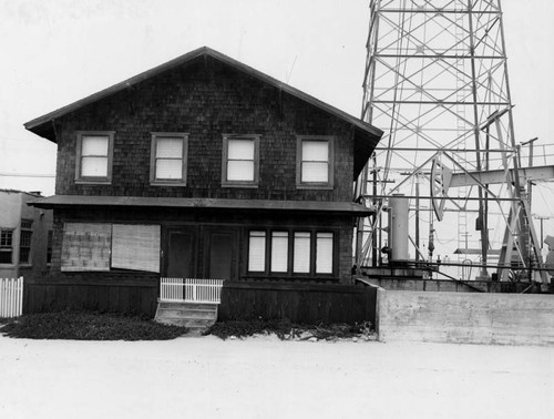 Oil well near Venice home