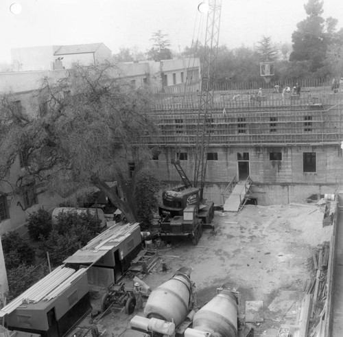 Construction on new building, Cal Tech