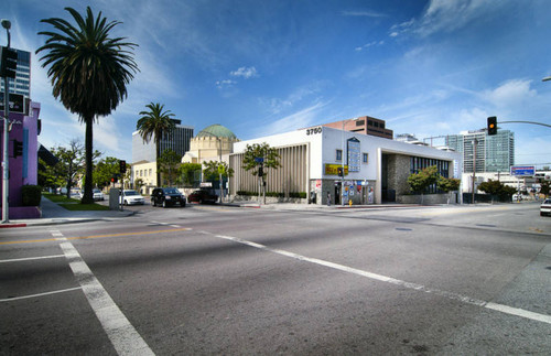 Commercial office building on 6th Street