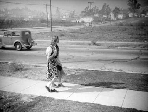 Young women walking in Los Feliz