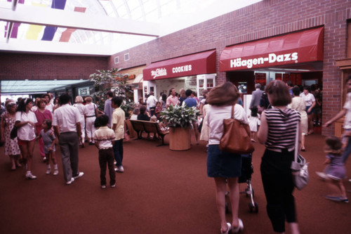 Glendale Galleria food court