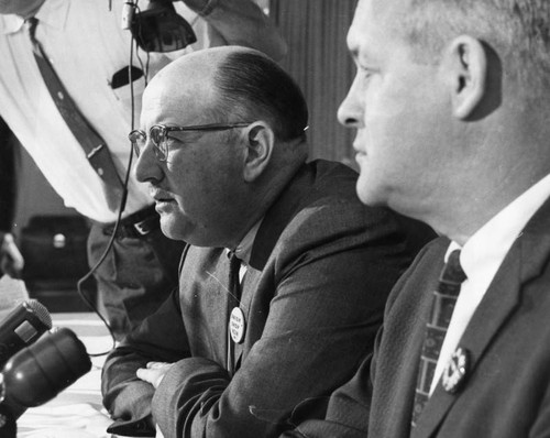 Unionists McNett, left, and Simpson talk