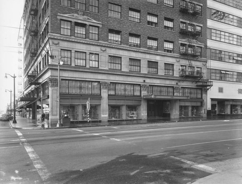 Broadway Hollywood, corner view