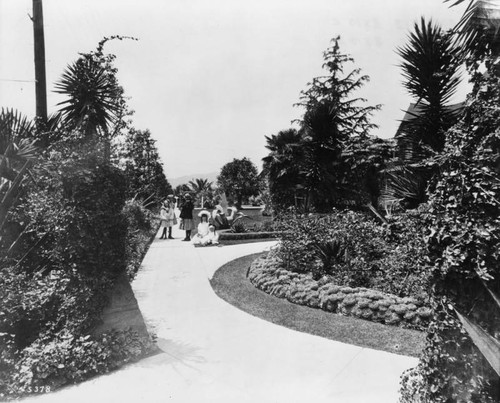 Children in the de Longpre´ gardens