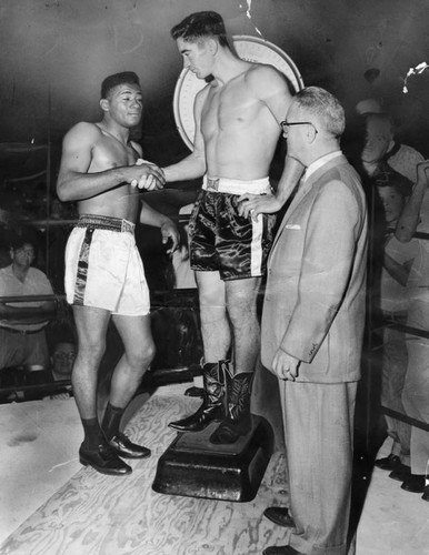 Harris wears Texas boots for weigh-in