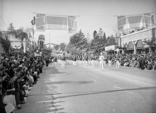 Looking west on Colorado at the 1939 Rose Parade