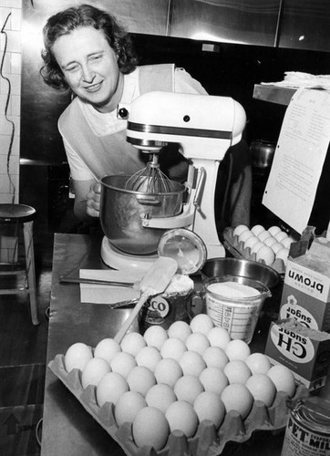 La Providencia Guild president mixes batter