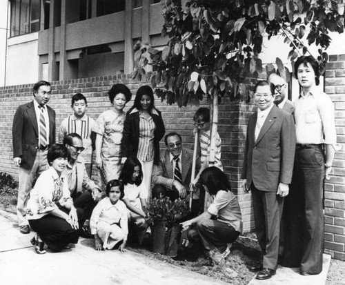 Group planting shrub at Castelar School