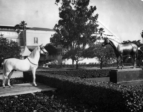 Jadaan and Seabiscuit statue