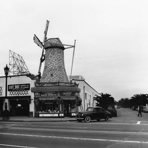 Van de Kamp's Bakery in Beverly Hills, view 3