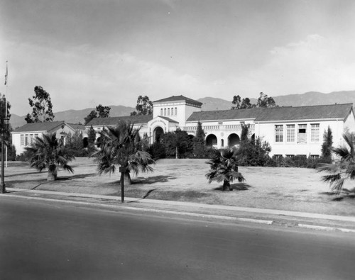 Thomas A. Edison Grade School, exterior