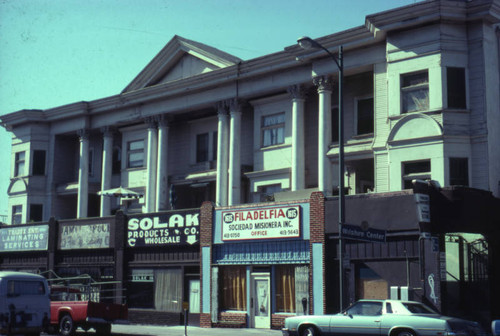 Businesses and apartments on Wilshire Boulevard