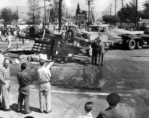 Truck overturns on Lankershim Boulevard