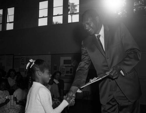 Councilman Tom Bradley presents reading award to students