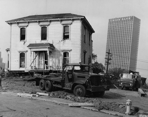 Moving old house, Bunker Hill