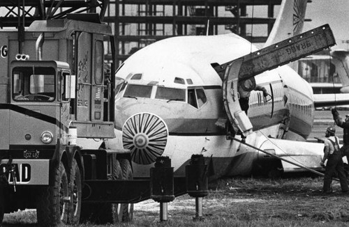 Removing damaged jet from runway