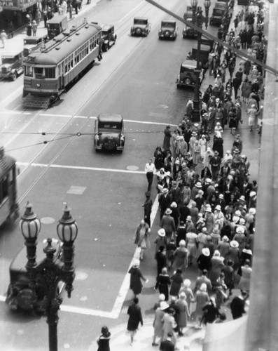 Crowds crossing 8th St