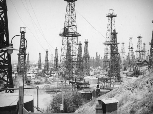 Storage tanks and derricks in Signal Hill