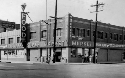 Pioneer Super Market, exterior