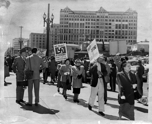 Red sympathizers picket Federal Building