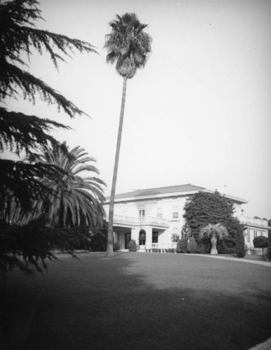House and lawn on Oakland Avenue in Pasadena