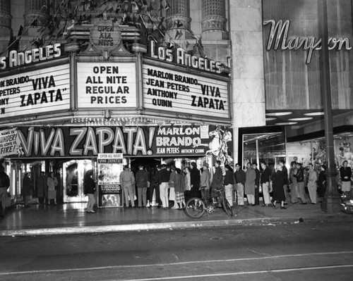 People lined up at entrance of Los Angeles Theatre