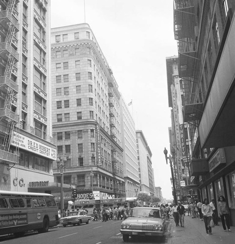 Looking east on 5th st. toward Broadway