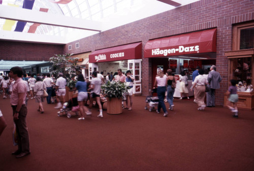 Glendale Galleria food court