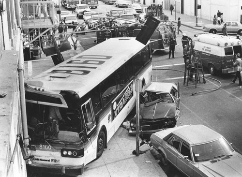 30 hurt in Downtown bus crash