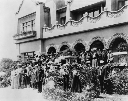 Visitors at the de Longpre´ Residence