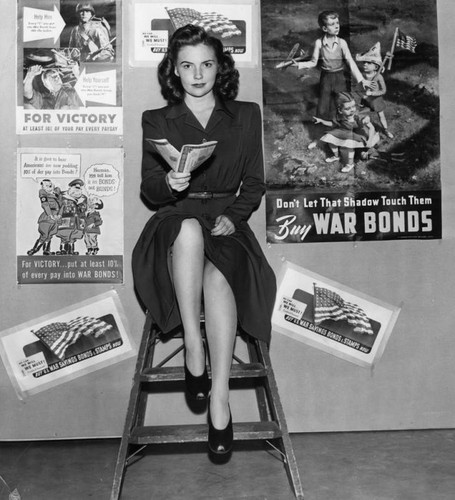 Joan Leslie joins war bond drive