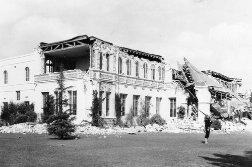 Earthquake-damaged building