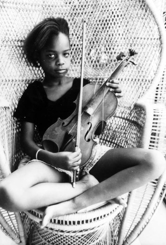 Chanya Blumenkrantz's daughter with violin